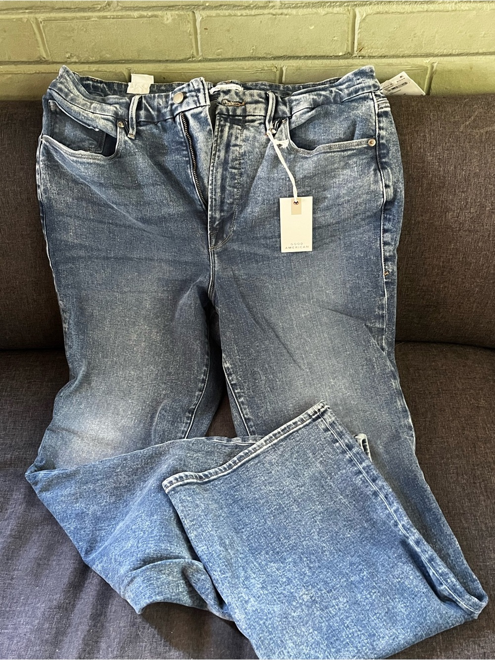 Brand New with Tags! Good American Women's Boot Cut Leg Jeans in Light Blue Wash